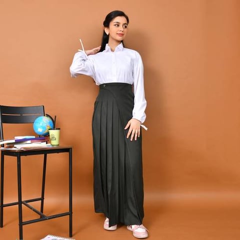 تنورة بتصميم مميز بكسرات عريضة وقصة جانبية مزينة بزر مع جيوب مخفية(زيتي)