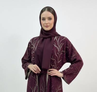 عباية باللون العنّابي مزينة بتطريز ذهبي وفصوص