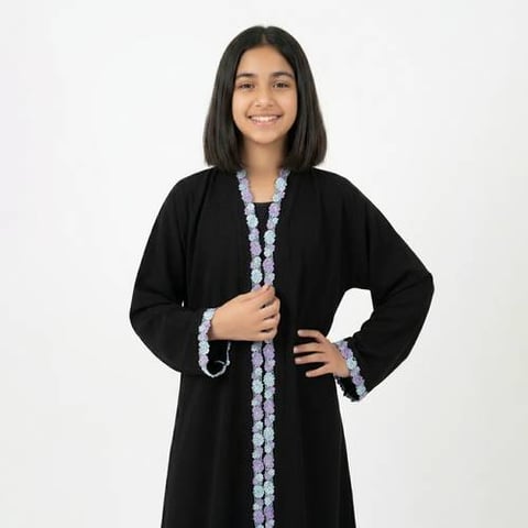 عباية لف بناتية بلون الاسود مزينة بكلفة ورد