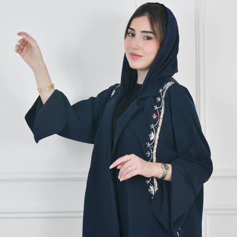 عباية لف كحلية بشك وتطريز زاهي على جانبي العباية بأكمام مفتوحة