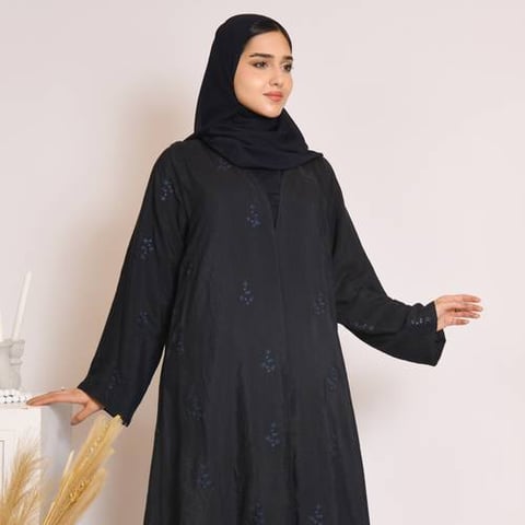 عباية لف باللون الكحلي بتطريز زاهي على كامل العباية
