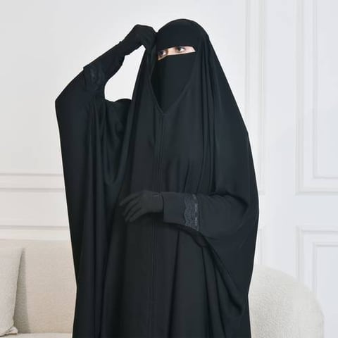 عباية راس بقصة بشت مغلقة بطقطق واكمام مزينة بدانتيل