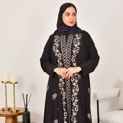 عباية لف كلوش بقماش صيفي مزينة بتطريز