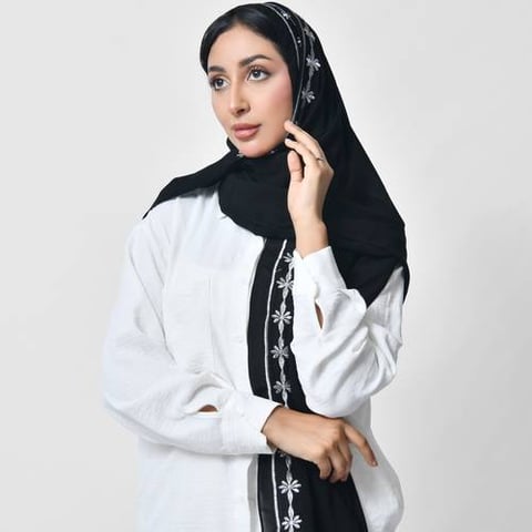 طرحة سوداء بتطريز فضي زاهي