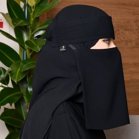 نقاب قصير  مطاط مائل وربطة بلوقو