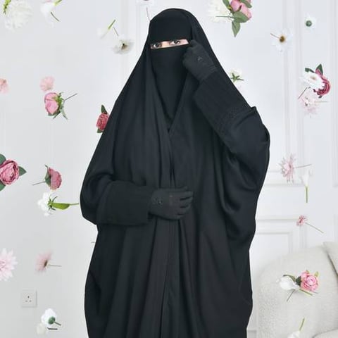 عباية راس بقصة واسعه لف بأكمام ضيقة مزينة بكلفة