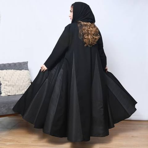 عباية لف كلوش راقي مع تداخل الجاكار  المنقط باللون البني الداكن على الاكمام الدبل واسفل العباية بشكل سهمي 