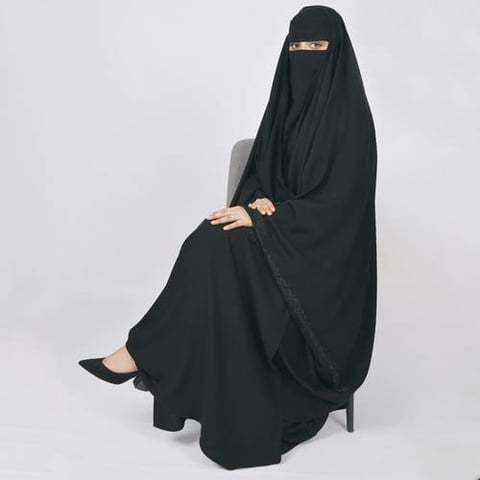 عباية رأس لف موديل فراشة بفتحة اصبع وتطريز ناعم على جانبي الاكمام   