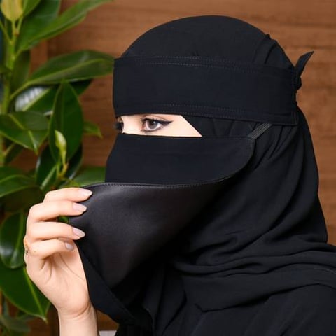 نقاب قصير بمطاط مائل  وبطانه حرير ورباط اغلاق