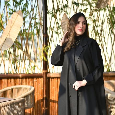 عباية لف رسمية سوداء بقصة بليزر مزينة بأزرار سوداء