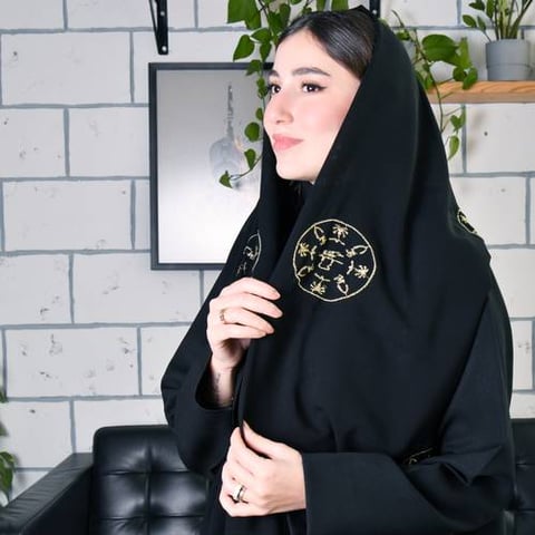 طرحة حرير سوداء مع تطريز ذهبي بشعار التأسيس
