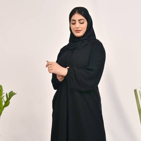 عباية سوداء ساده مغلقة بطقطق مع كم مزموم وجيوب مخفية 
