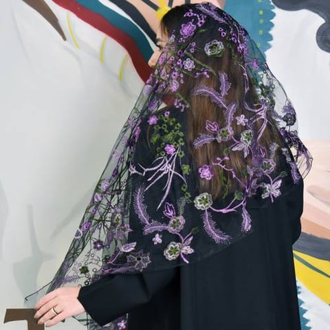 طرحه تول سوداء مع تطريز زهور بنفسجية