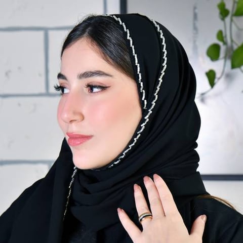 طرحه حرير سوداء مع شك فضي على الحافه