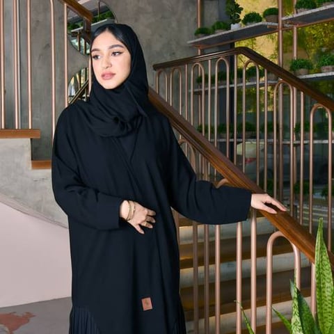 عباية لف سوداء بقصة فيكتورية مع قوس من الكسرات الجانبية 