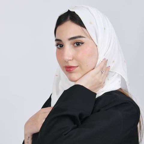 طرحه حرير باللون الابيض بزهور ذهبيه صغيره متفرقه