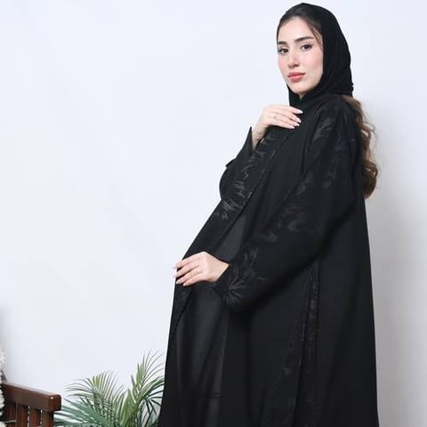 عباية لف كلوش راقي مع تداخل قماش الكريب بطبعات على الاكمام وجانبي العباية 