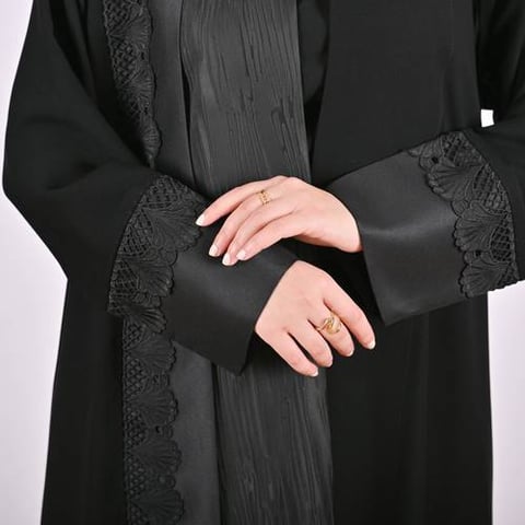 عباية لف سوداء بتداخل خامات راقية وناعمة