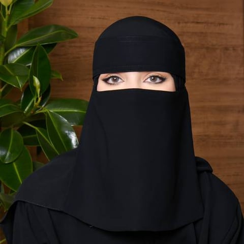 نقاب طويل بمطاطين وربطة بلوقو