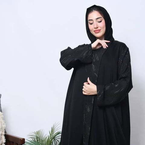 عباية لف سوداء بقماش صيفي مع تداخل قماش الاورقانزا على اطراف العباية والاكمام