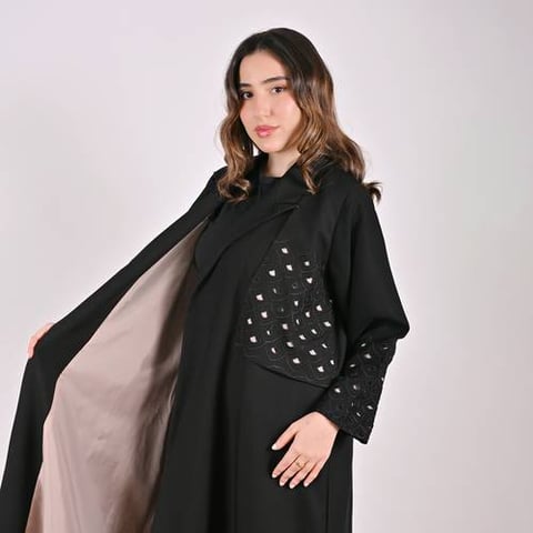 عباية بليزر اسود بقصة مميزة مع بطانة من الستان البيج