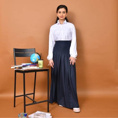 تنورة مدرسية تصميم عصري بكسرات وخط خصر مائل مزينة بأزرار من الجوانب( كحلي)