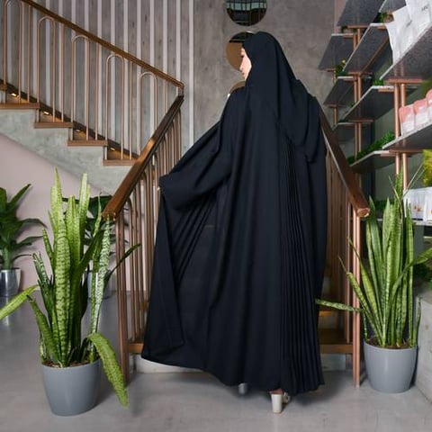 عباية لف سوداء بكسرات وقصة نص كلوش واسعة 