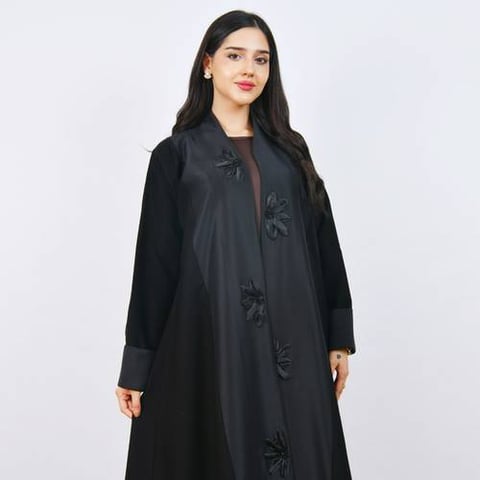 عباية سوداء أنيقة بتفاصيل فاخرة مزينة بورود من قماش الساتان مزينة بالشك اليدوي بقَصّة نص كلوش