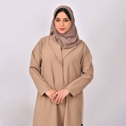 عبايةعباية بليزر باللون البيج الغامق  مع تداخل اللون البيج الفاتح   مع كسرات اسفل العباية 