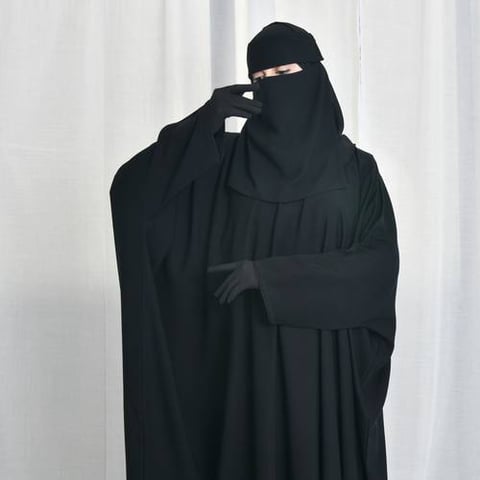 عباية كتف سادة ربع بشت مغلقة بطقطق من الاعلى