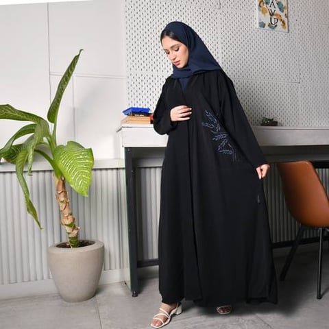عباية لف سوداء مع تطريز شجري كحلي 