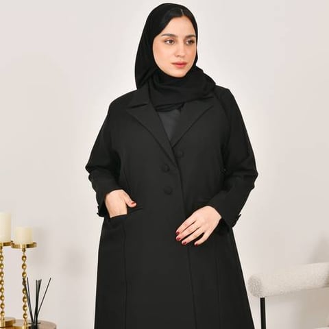 بليزر لف باللون الاسود بقصة ربع كلوش مع جيوب امامية