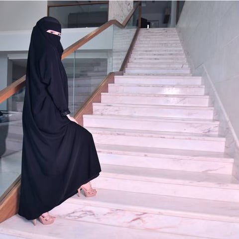 عباية راس مغلقة  و أكمام ضيقة بطبقتين مع قماش مزغب