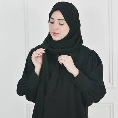 عباية سوداء ربع كلوش بأكمام عملية ضيقة تغلق بطقطق