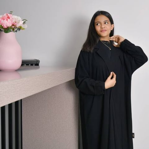 عباية لف سوداء بقصة ياقة رسمية بليزر بأكمام ضيقة مزينة بأزرار