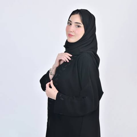 عباية لف سوداء بتطريز اسود ورقي مع طرحه طقم