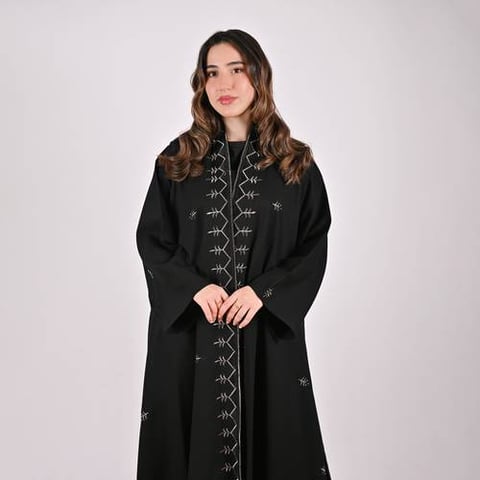عباية سوداء كلوش بتصميم راقي مزينة بتطريز ذهبي