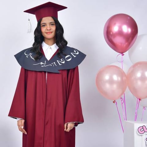 زي تخرج عباية باللون العنابي مع وشاح وكاب