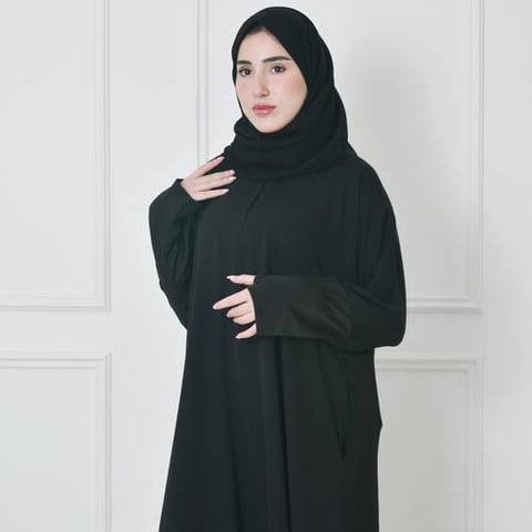 عباية سوداء مغلقة ربع كلوش مميزة مع طرحة مثبتة وأكمام بفتحة اصبع