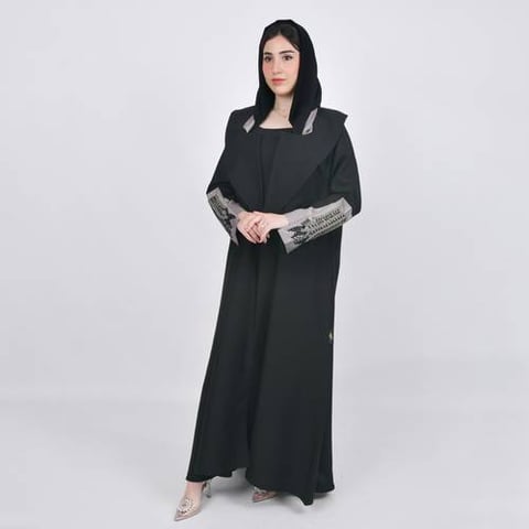 عباية سوداء لف كلوش بتصميم جذاب للياقة والاكمام المزينة بشك يدوي 