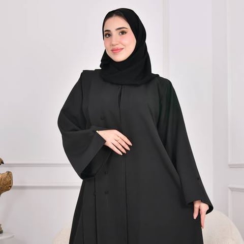 عباية سوداء تصميم اماراتي  ربع كلوش بكسرات طولية مزينة بأزرار جانب واحد 