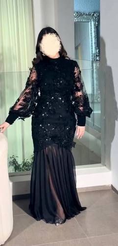 فستان أسود فخم بتطريز لامع وأكمام شفافة