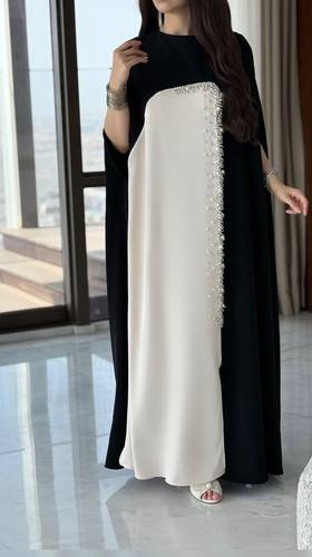 722-جلابيه أنيقه بتصميم ثنائي اللون وتفاصيل لؤلؤية