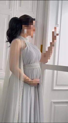 فستان سهره رصاصي بتصميم ناعم وطيات راقية
