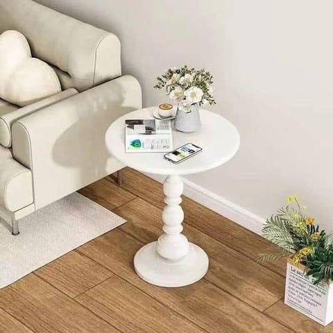 طاولة جانبية بتصميم كلاسيكي أنيق