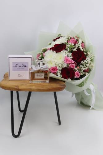 بوكيه مميز وعطر مس ديور للنساء