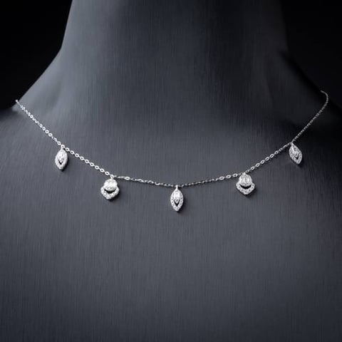 عقد ذهب عيار 18