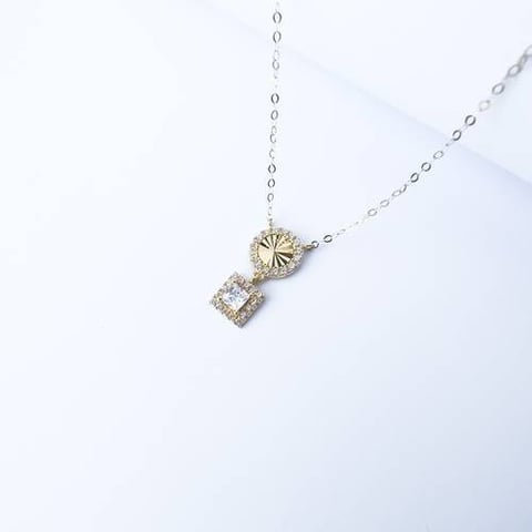 عقد ذهب عيار 18