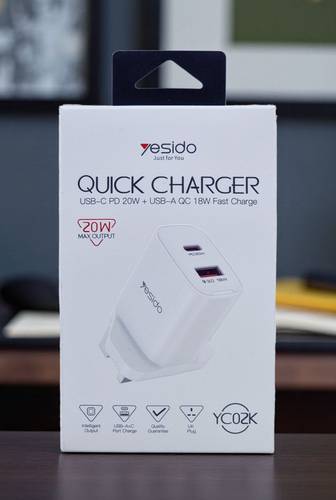 Yesido شاحن سريع  ثنائي المنفذ 20 واط - USB-A و USB-C، لون أبيض