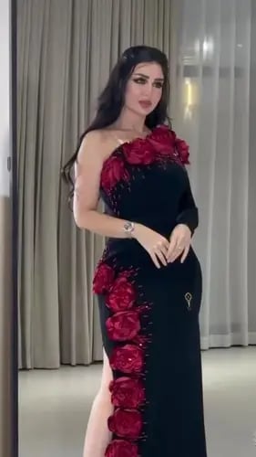  فستان سهرة فخم لون اسود باربي على تطريز ورد احمر